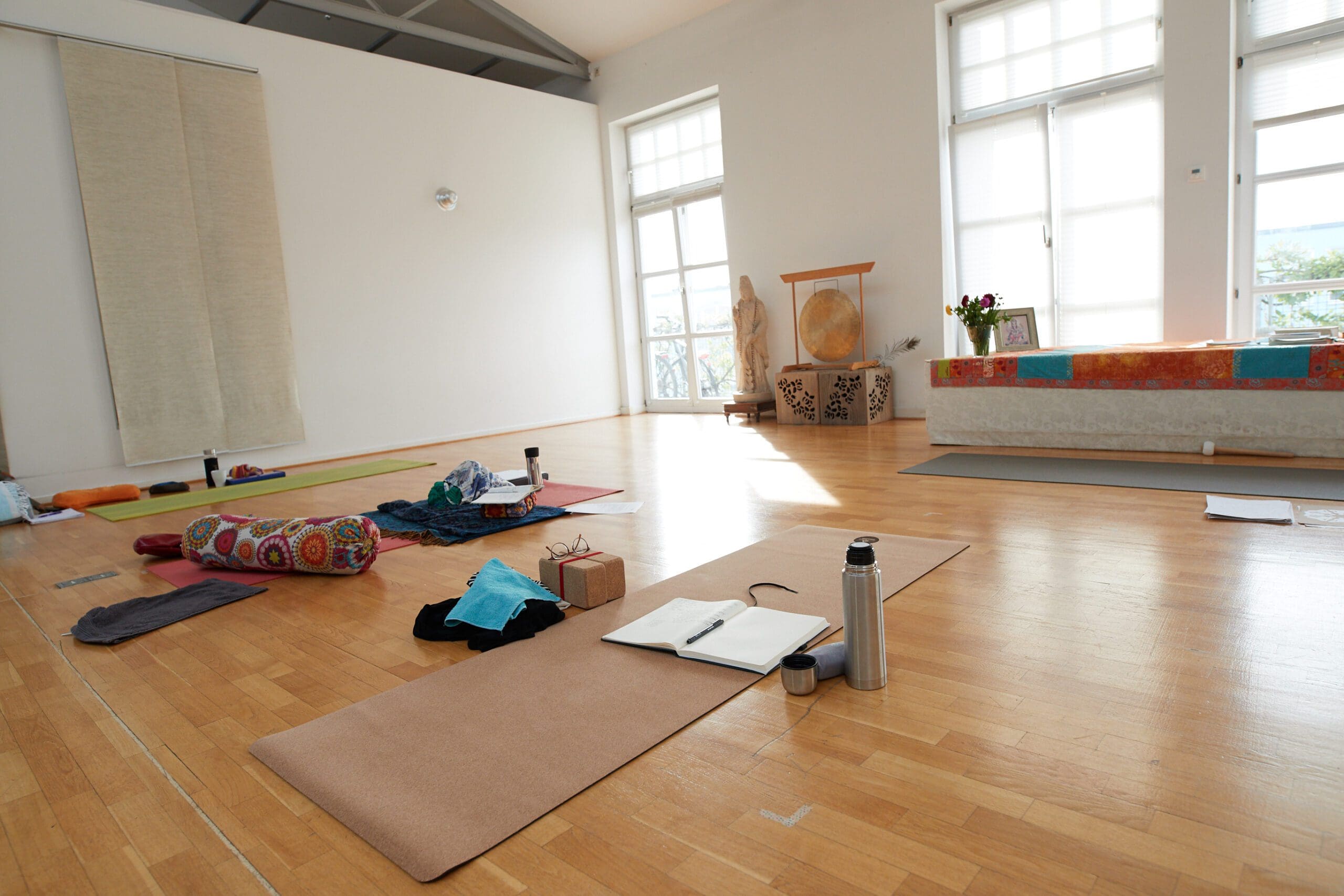 Großer Yogaraum im Seminarbetrieb