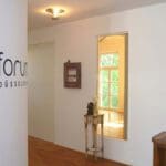 Blick vom Flur des Yogaforums in den kleinen Yogaraum