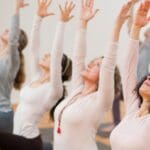 Yoga Gruppe im Krieger I
